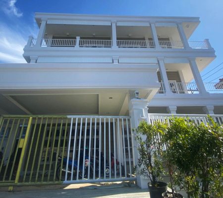 rumah mewah 3 lantai